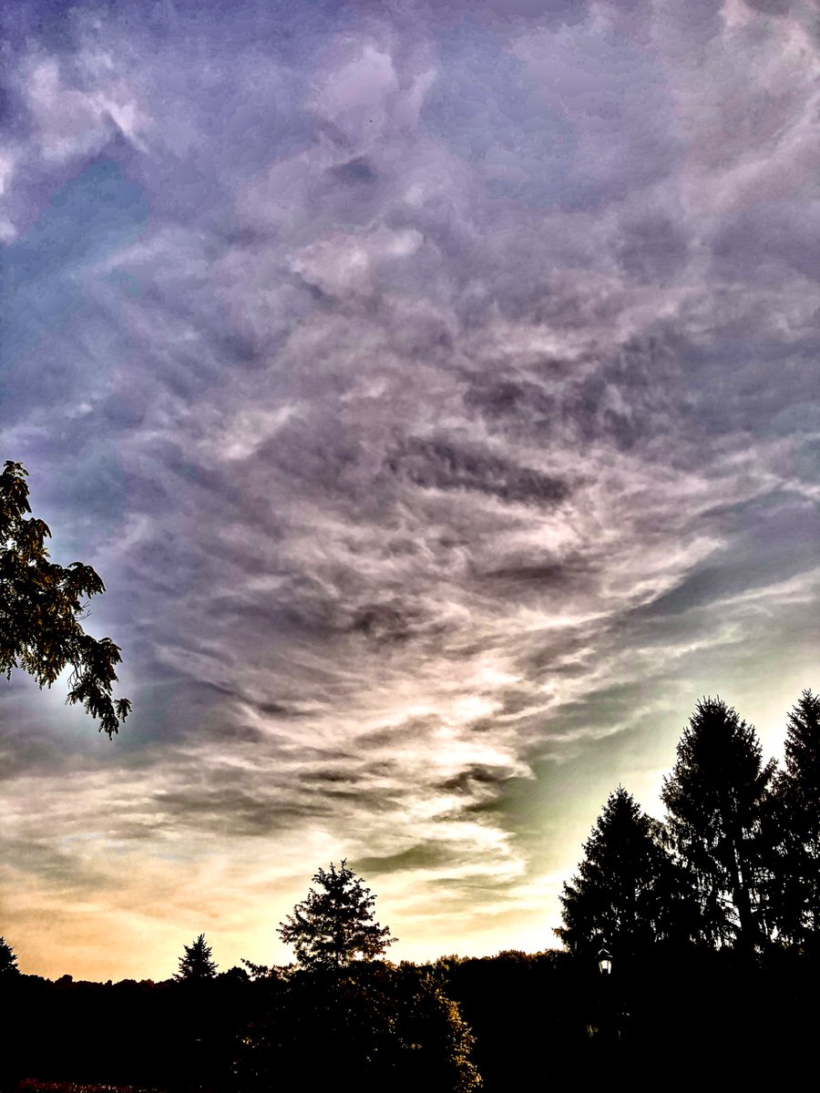 Raggedyedge1's tweet image. Faces, eyes, entities and angles.
What kind of clouds are these?
Any individual who looks at this and can't see the multitude of anomalies is just being willfully obtuse at this point.