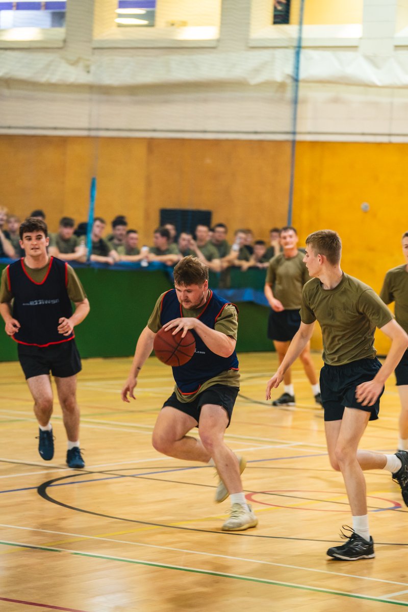 HMSsultan's tweet image. 🏆 CHAMPIONS! @HMS_Collingwood triumph in Battle of the Bases @HMSsultan! Outstanding performance across 7 sports. "Builds camaraderie for the fleet" - LPT McKenzie. Cdr Ochtman-Corfe presented trophy. #RoyalNavy #BattleOfTheBases #AWEsoME @NAVYfit