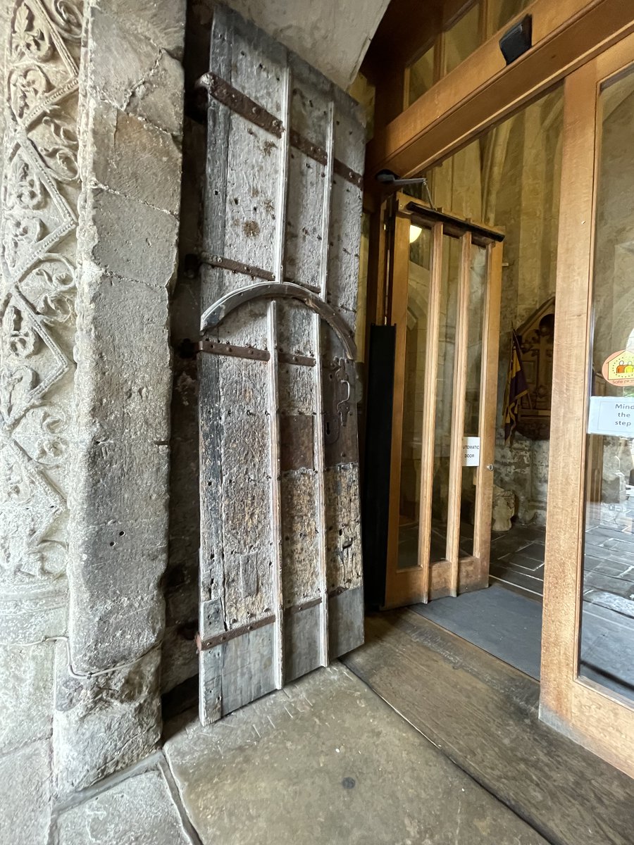GillianSurgey's tweet image. #AdoorableThursday Old &amp;amp; new. #MalmesburyAbbey