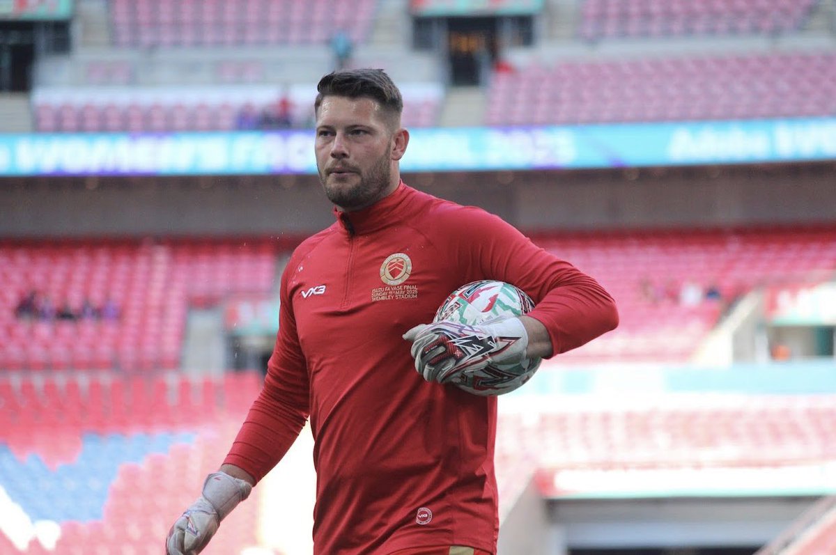 FreeAgentsFC's tweet image. Name: Harry Brooks
Age: 29
Position: Goalkeeper
Location: Kent
Previous clubs: Whitstable Town, Herne Bay, Chatham Town, Sittingbourne FC, Ytterhogdals IK (Sweden), Volda TI (Norway) Ramsgate, Ebbsfleet United
Looking for Step 3-5