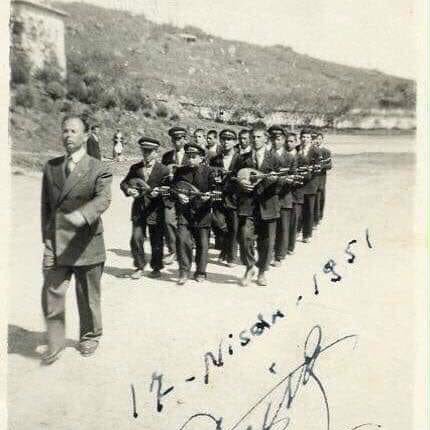 Köy Enstitüleri’nin duvarında bir yazı; “Burada hiçbir balık uçmaya, hiçbir kuş yüzmeye zorlanmaz...”