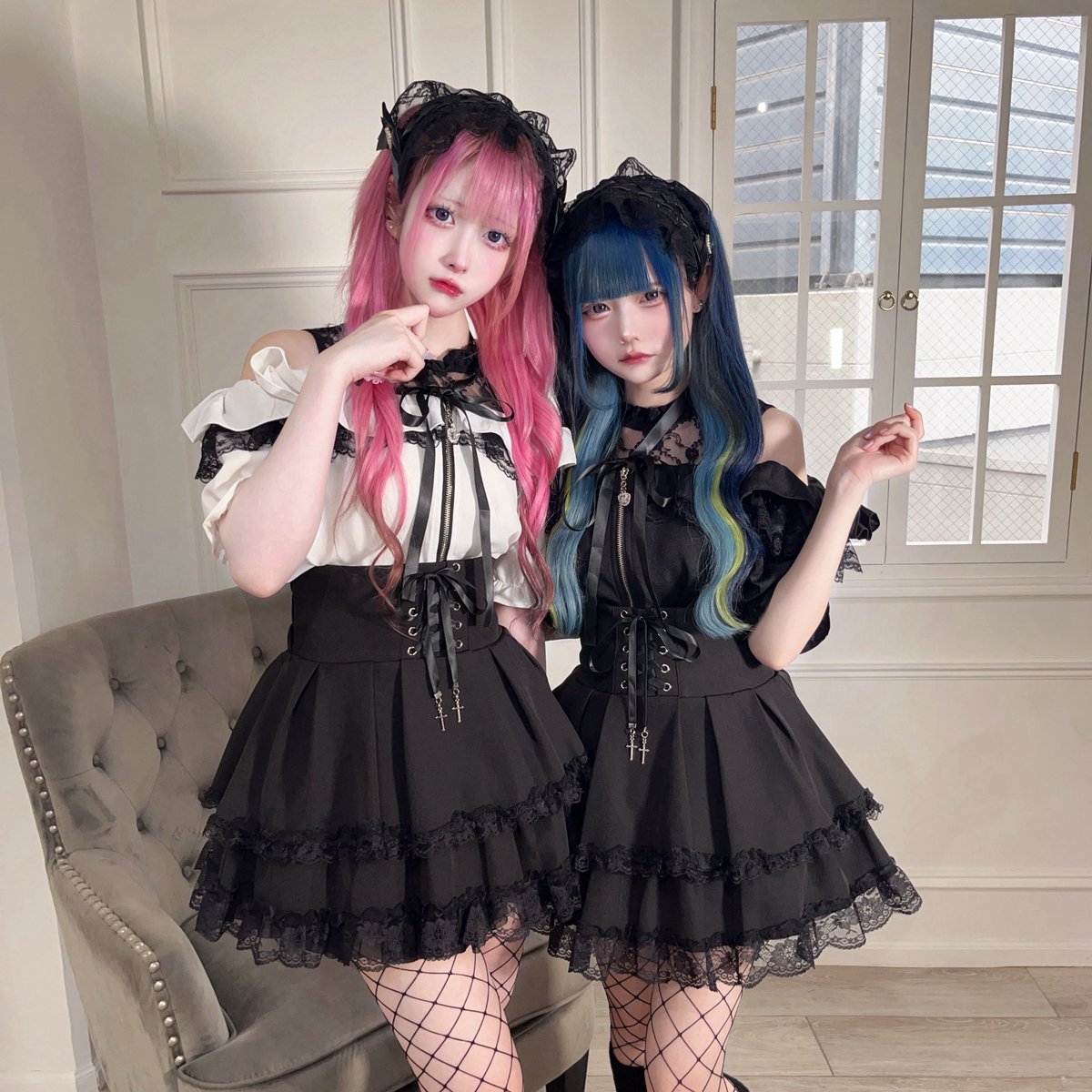 mars_amoebamars's tweet image. \双子で揃えたい最強地雷𝑆𝐸𝑇...🦇🩶/
.
ゴシック×地雷が可愛すぎる🕯🩶
大人気の肩開きフリルスライダーブラウス、
全カラー再入荷中🦇
盛れたい日に着る服はこれで決まり🩶
在庫が無くならないうちに絶対ゲットしてね🩶
.
🛒 lilimpark.jp/shopdetail/000…