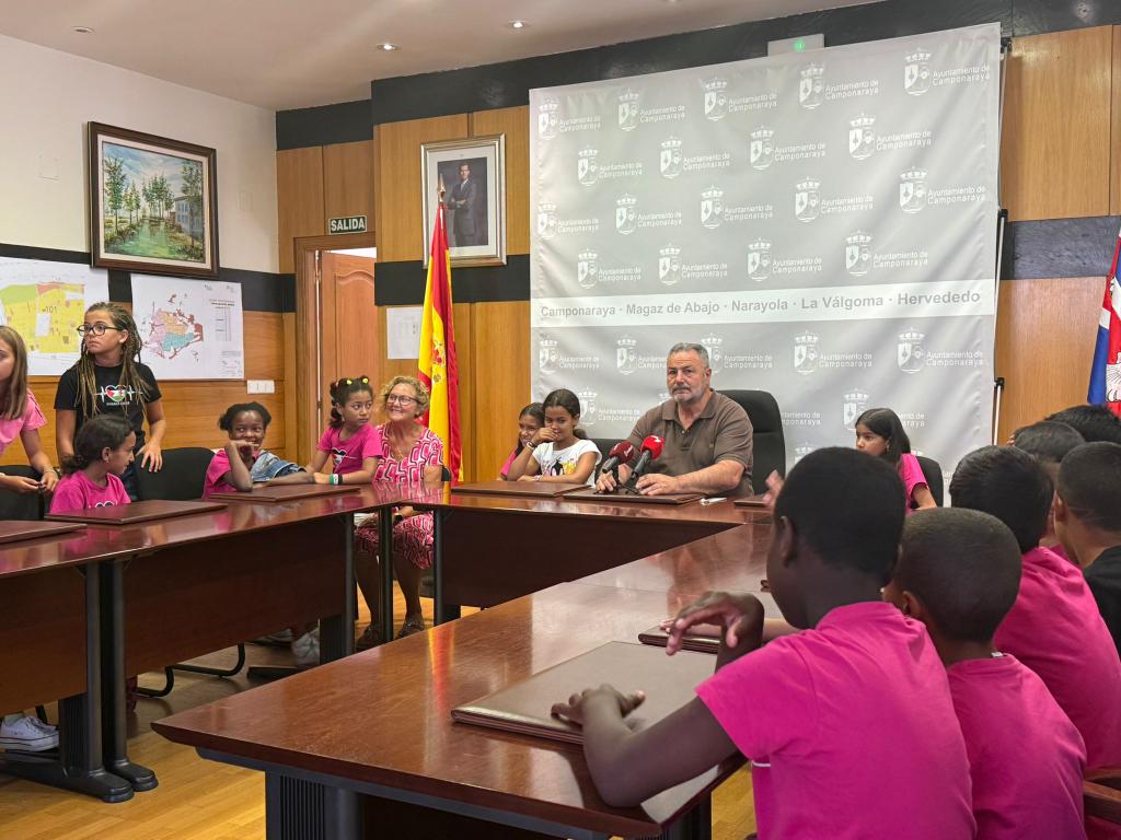 El programa 'Vacaciones en Paz' vuelve al Bierzo con el recibimiento en el Ayuntamiento de Camponaraya por parte de su alcalde, Eduardo Morán, de los 33 niños saharauis que pasarán un mes y medio en la comarca con sus familias de acogida.