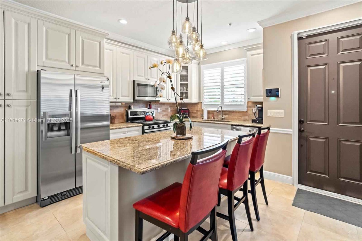 MikeTheREGuy's tweet image. Gas Appliances + Gourmet Kitchen = Pure Magic 🔥✨DM FOR INFO
Level up your cooking in a townhouse boasting chef-quality gas appliances and exquisite gourmet kitchen details. Your dinner parties just became legendary! 🥂👩🍳
#ChefAtHome #TownhouseLifestyle #CookingGoals