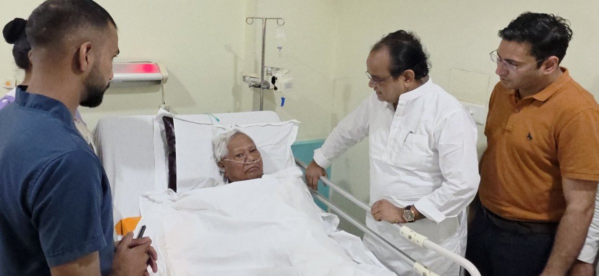 dranuj_k's tweet image. माननीय स्वास्थ्य मंत्री डॉ इरफान अंसारी जी ने मणिपाल अस्पताल, राँची में भर्ती वरिष्ठ नेता श्री कड़िया मुंडा जी से भेंट कर उनके स्वास्थ्य की जानकारी ली और उनके शीघ्र स्वस्थ होने की कामना की।

श्री कड़िया मुंडा जी की तबीयत में तेज़ी से सुधार है और उम्मीद है कि वो जल्द ही स्वस्थ्य…