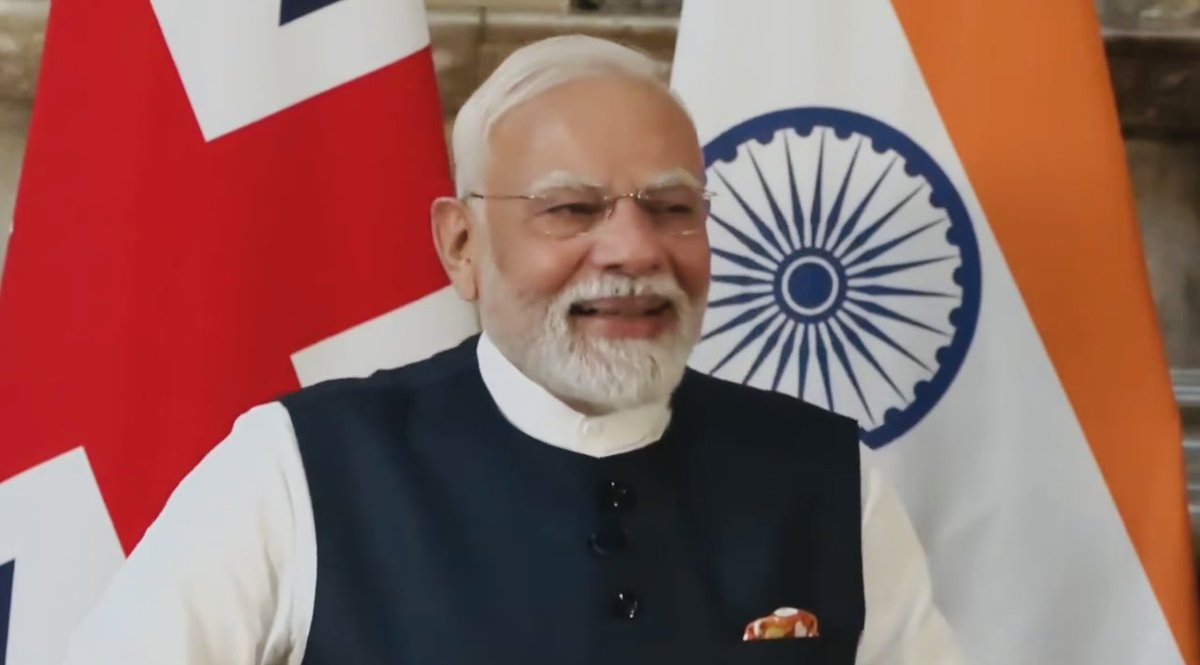 माननीय <a href="/PMOIndia/">PMO India</a> श्री <a href="/narendramodi/">Narendra Modi</a> जी द्वारा लंदन 🇬🇧 में प्रेस को संबोधित करते हुऐ भारतीयों की सृजनशीलता (creativity) प्रतिबद्धता (commitment) और चरित्र (character) का  उल्लेख किया। हम भारतवासियों 🇮🇳 के उज्ज्वल भविष्य के लिए इन प्रेरणादायी शब्दों के लिए ह्रदय से आभार 🙏🏼 🫶🏼👏🏼👏🏼👏🏼