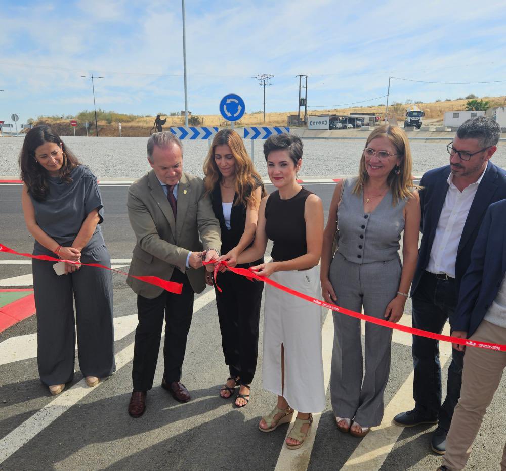 Infraestructuras, Transporte y Vivienda (@infra_ext) on Twitter photo La <a href="/Junta_Ex/">Junta de Extremadura</a> apuesta por la colaboración entre administraciones para ejecutar proyectos como la glorieta Las Arenas en Villanueva de la Serena, inaugurada hoy
ℹ️ Más información:
juntaex.es/w/junta-apuest… La <a href="/Junta_Ex/">Junta de Extremadura</a> apuesta por la colaboración entre administraciones para ejecutar proyectos como la glorieta Las Arenas en Villanueva de la Serena, inaugurada hoy
ℹ️ Más información:
juntaex.es/w/junta-apuest…