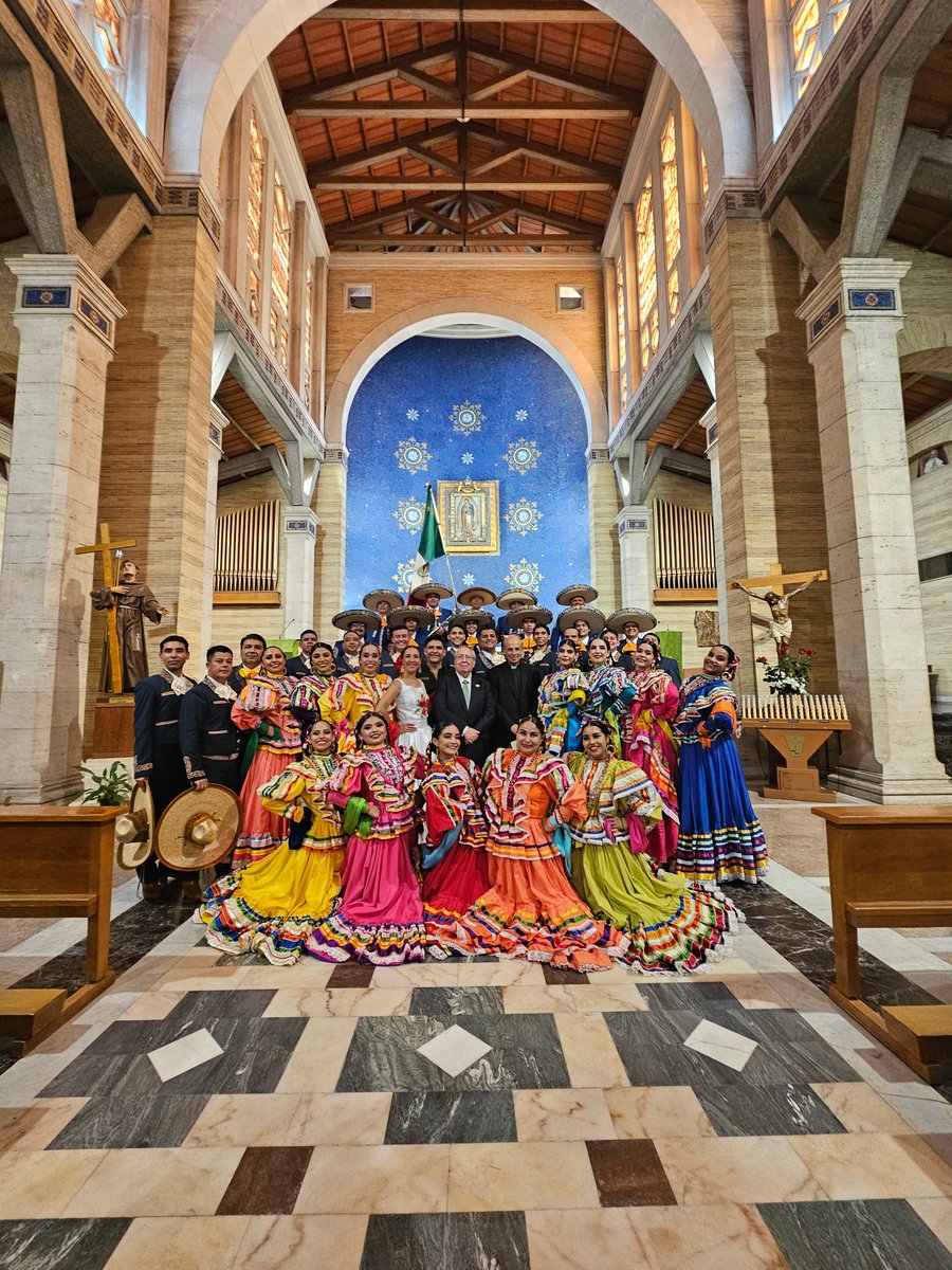 ludwigbarragan's tweet image. El Gran Ballet Nacional de México, del estado de #Colima, ofreció un hermoso concierto de bellísimas estampas mexicanas organizado por @Embamexvat en la Basílica de Guadalupe de Roma. 

#DiplomaciaCultural.
#DiplomaciaMX.