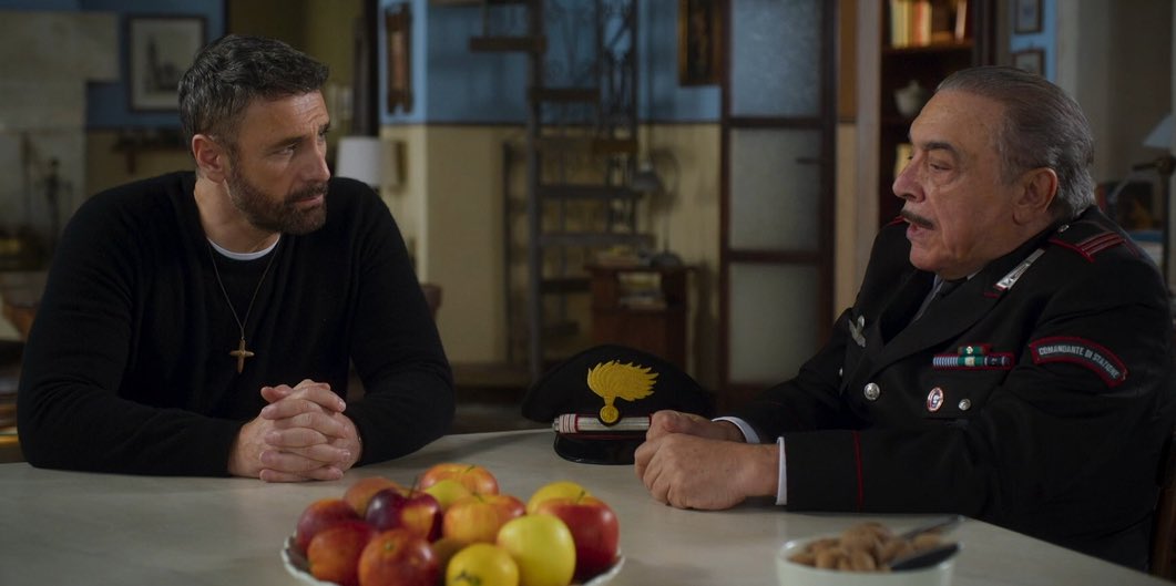 “Don Massimo, ma lo sa che…”
“Che?”
“Che lei c’ha proprio degli occhi… come dire… ssspaccanti”