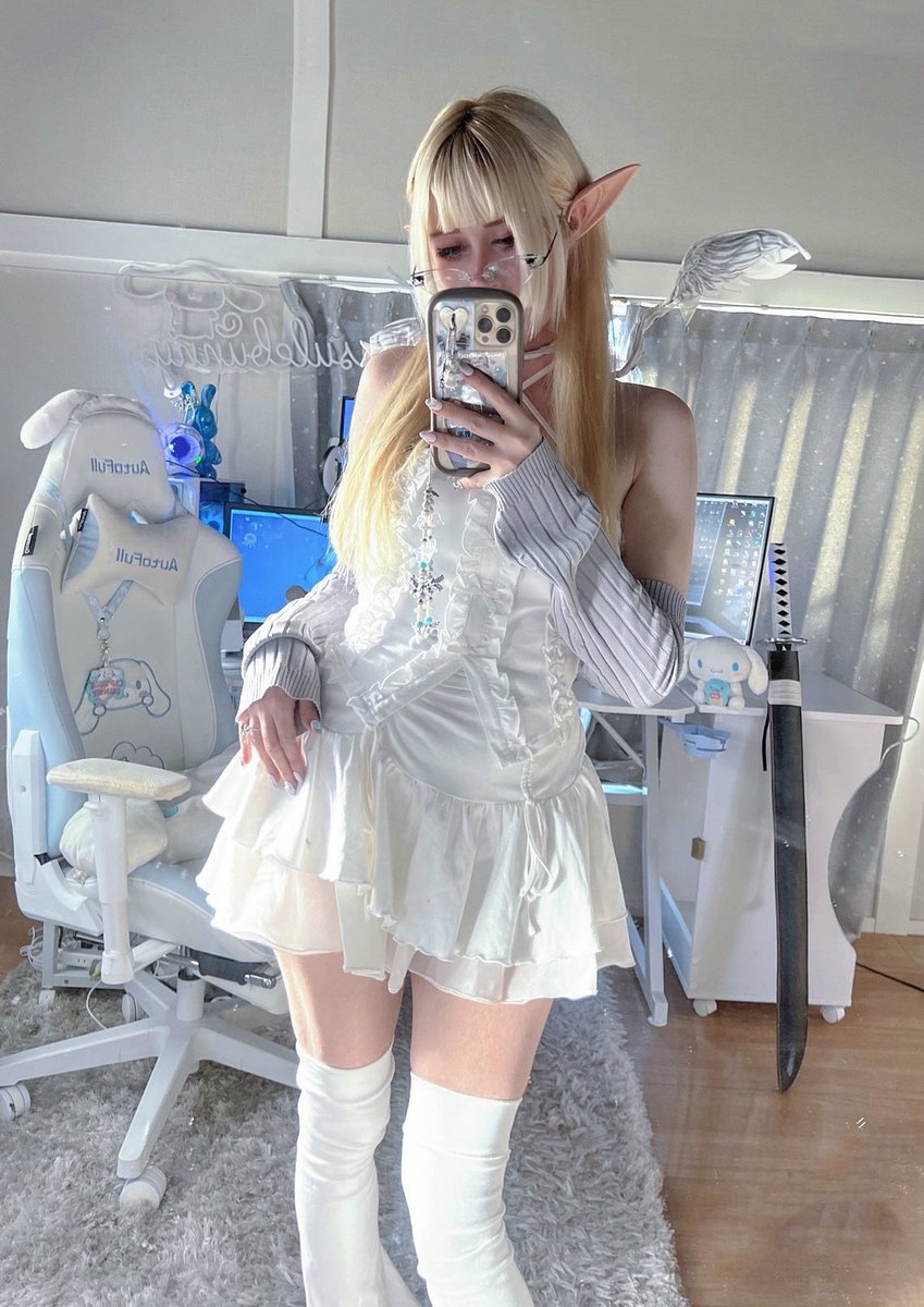capsulebutt's tweet image. Guys I have a secret, I was reverse isekai’d from my fantasy world filled with dragons and magic so I can experience doing taxes and laundry day wow I love it so much 🤍