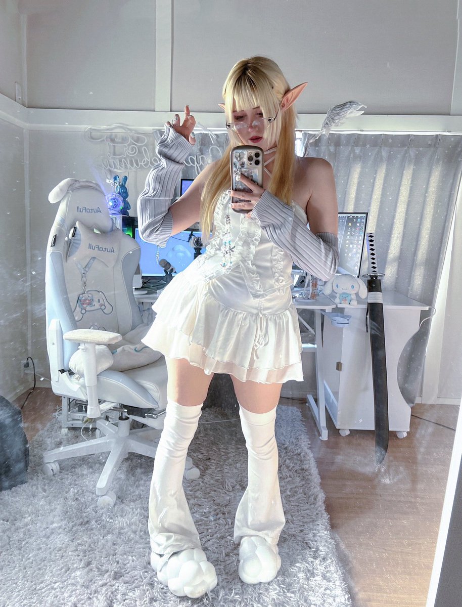 capsulebutt's tweet image. Guys I have a secret, I was reverse isekai’d from my fantasy world filled with dragons and magic so I can experience doing taxes and laundry day wow I love it so much 🤍
