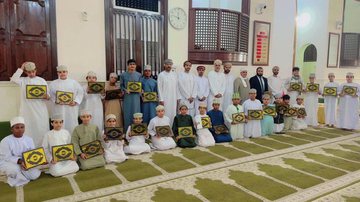 AlmashoorSs's tweet image. "خيركم من تعلم القرآن وعلمه".
كان لي شرف حضور حفل تكريم المتفوقين في الدورة الصيفية لحفظ القرآن الكريم وتجويده في جامع عقيل، شكرا لكل من شارك في إنجاح الدورة وعلى رأسهم الشيخ أنيس العجيلي والشيخ بدر الأزهري والسيد عوض بن حفيظ الصافي باعمر وكل الشباب الذين شاركوا في الدورة.