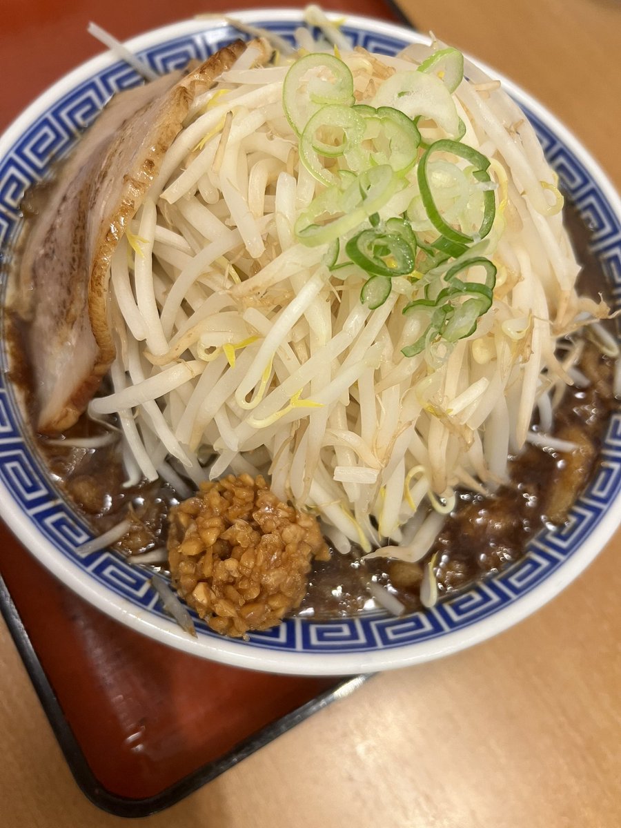 showono1's tweet image. 優勝軒 所沢店
富士ラーメン 黒醤油
好みは、あぶら多め。この手のお店は大体あぶら多めにします🙄
醤油、黒醤油、味噌、辛味噌味から選べ、いつもは醤油ですが、今日は黒醤油!
普通の醤油よりも甘みがあってコク深い感じがしました🫡
#優勝軒 #富士ラーメン