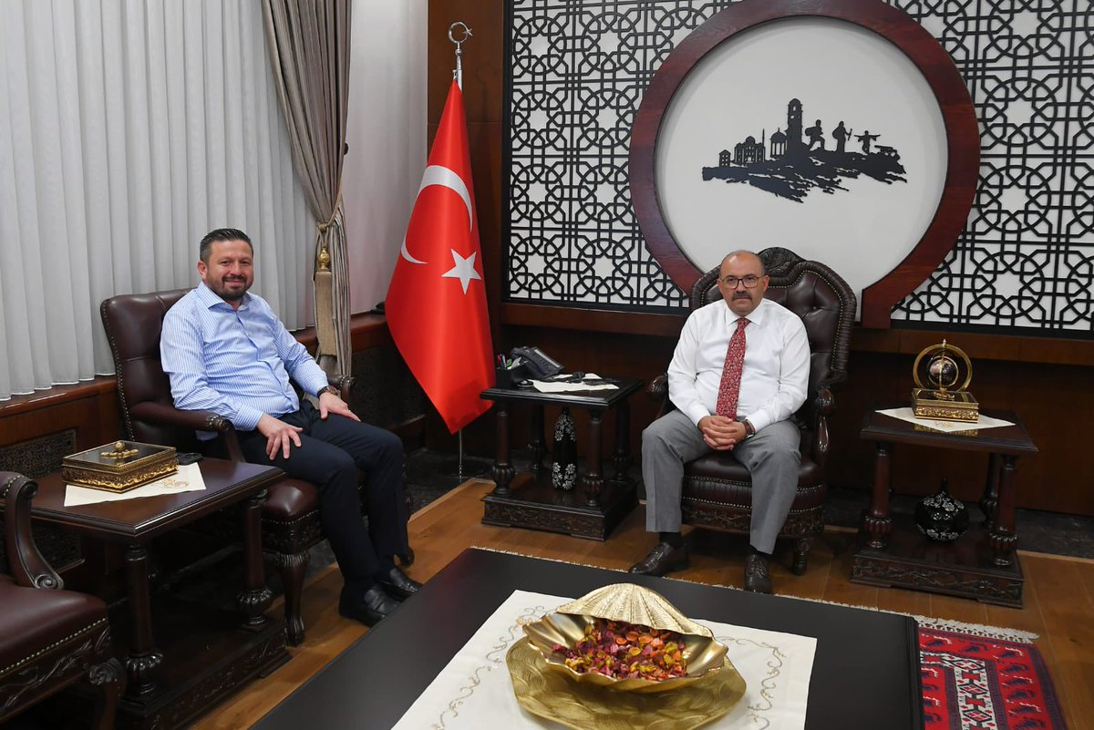 TC_Balikesir's tweet image. AK Parti Balıkesir İl Başkanı Mehmet Aydemir, Vali İsmail Ustaoğlu’na ziyarette bulundu.