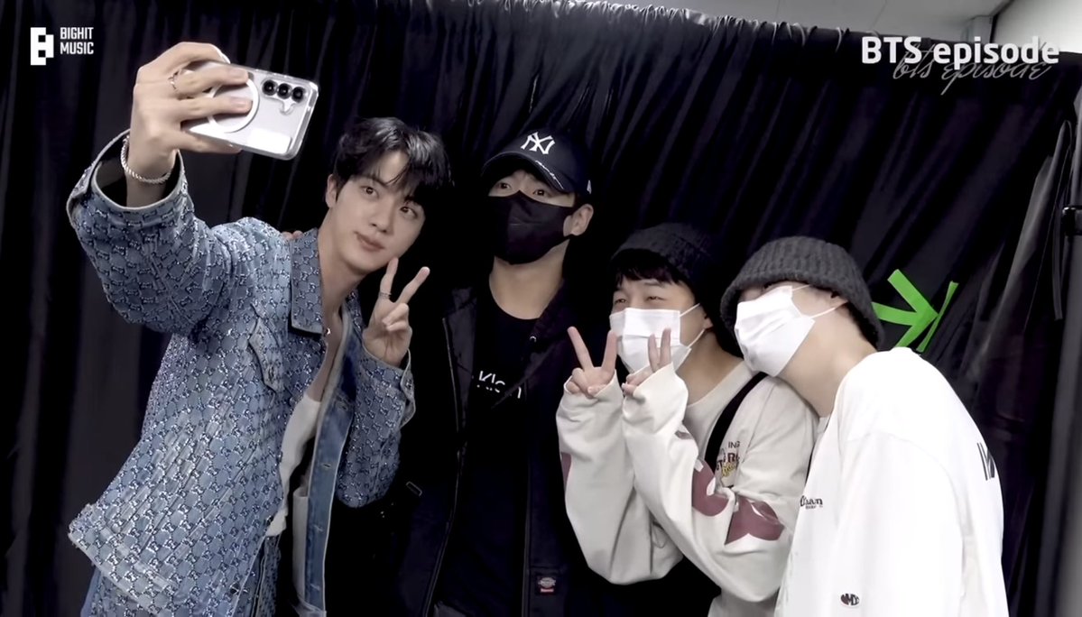 SUGAJelly9339's tweet image. baby was leaning on the shoulders cutely he's a soft meowmeow 🥺