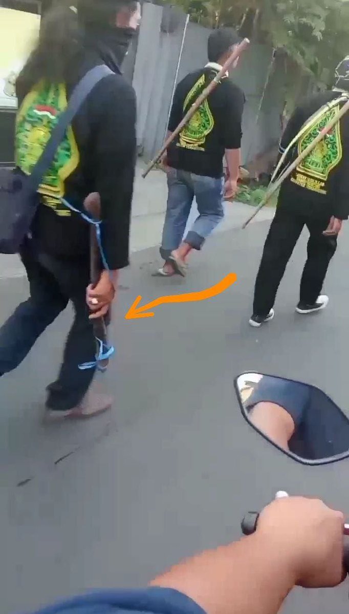 Persiapan Mereka PWI LS sudah sangat matang Menyerang

Beberapa Konfirmasi Video Yang Kami Terima

Dan Dari Analisis Video, Serta Tangkap Layar yang Kami Dapat

Mereka membawa sajam, Balok &amp; alat Perang

Kronologis Kejadian Sdh Kami Lampirkan Di postingan Sebelumnya

A Threads