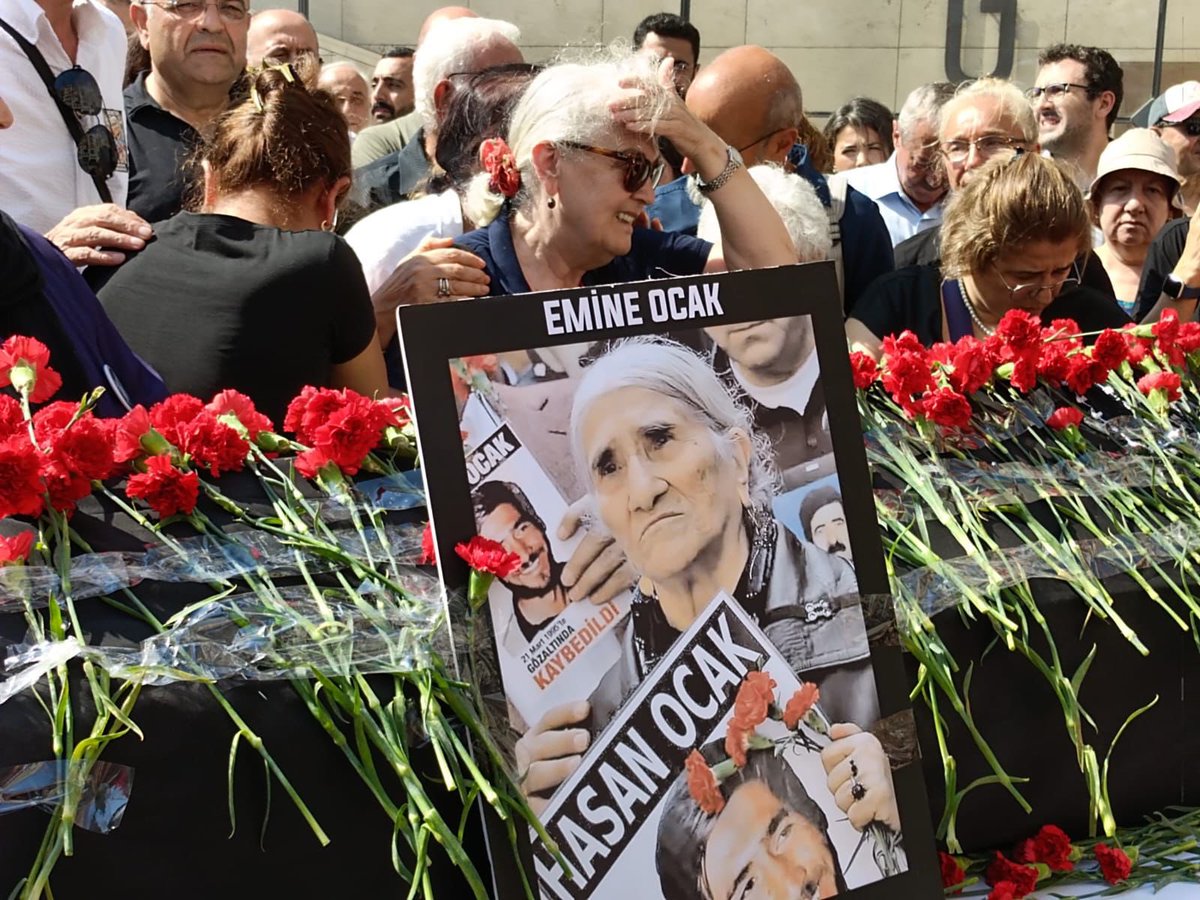 📌Çocukları, Emine Ocak’ı uğurladı

🗨️"Bu meydanda 30 yılını çürüttü
🗨️Her taşta onun saç telleri var
🗨️Oğlu ve tüm kayıpların katillerini istedi
🗨️Ona 'hoşça kal' demiyoruz. Yeniden görüşmek üzere 
🗨️Bıraktığı mücadeleden asla vazgeçmeyeceğiz"

agos.com.tr/tr/yazi/35289/…