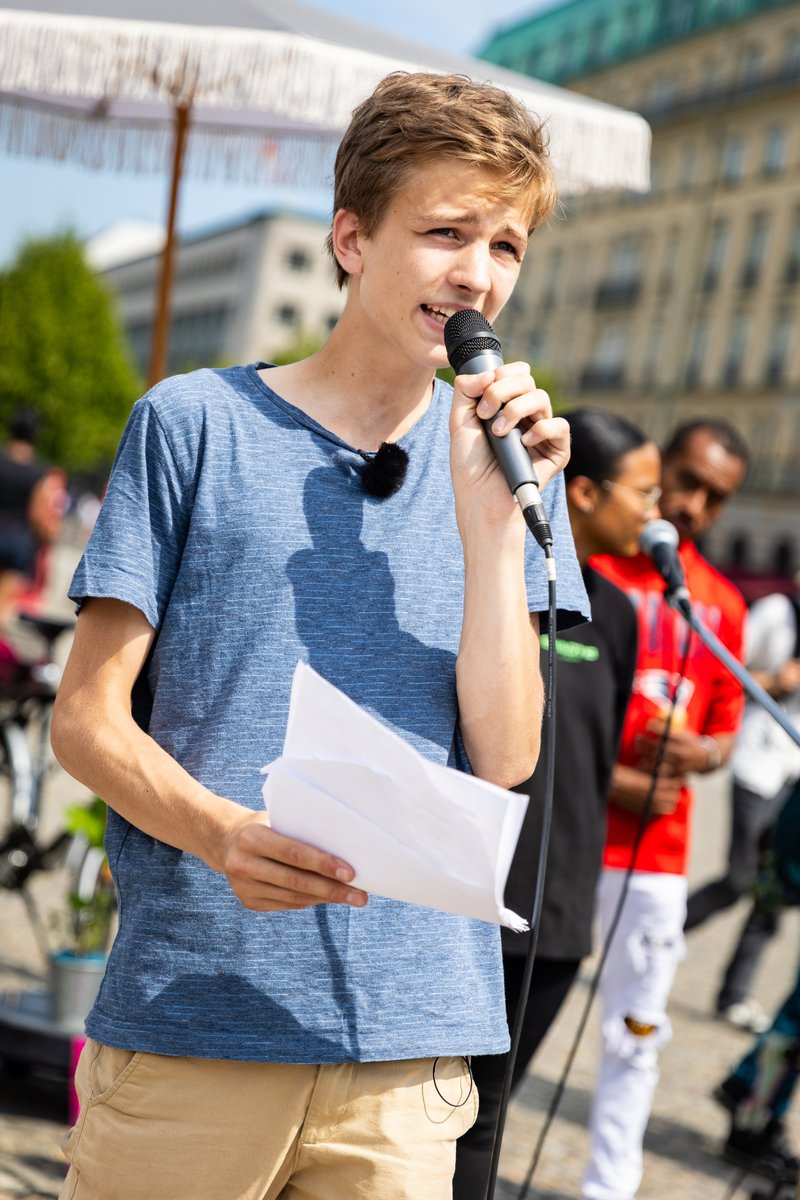 Wir wollen eine Stadt, in der Familien gesund bleiben. Doch Hitze wird zur Gefahr. Am Sonntag machten wir das sichtbar mit einem Die-in, Musik und Reden. Der Internationale Gerichtshof hat bestätigt: Klimaschutz ist ein Menschenrecht, Anpassung damit auch!
