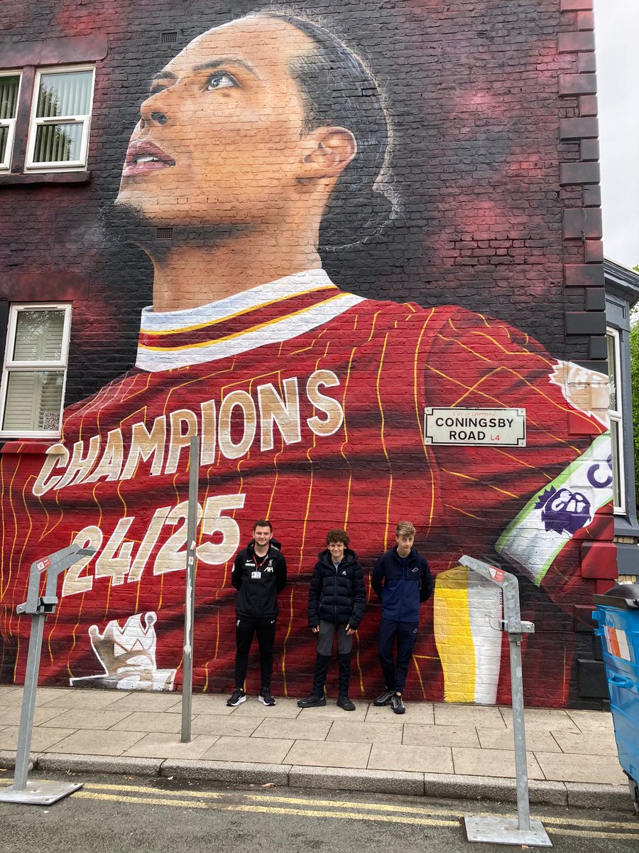 LFCFoundation's tweet image. Art, Music and LFC with @_be_inspi_red π΄
As part of our Creative Works programme, students from Hillside High School toured the stadium grounds and murals to get an understanding of the role art plays in the identity of LFC ππ¨