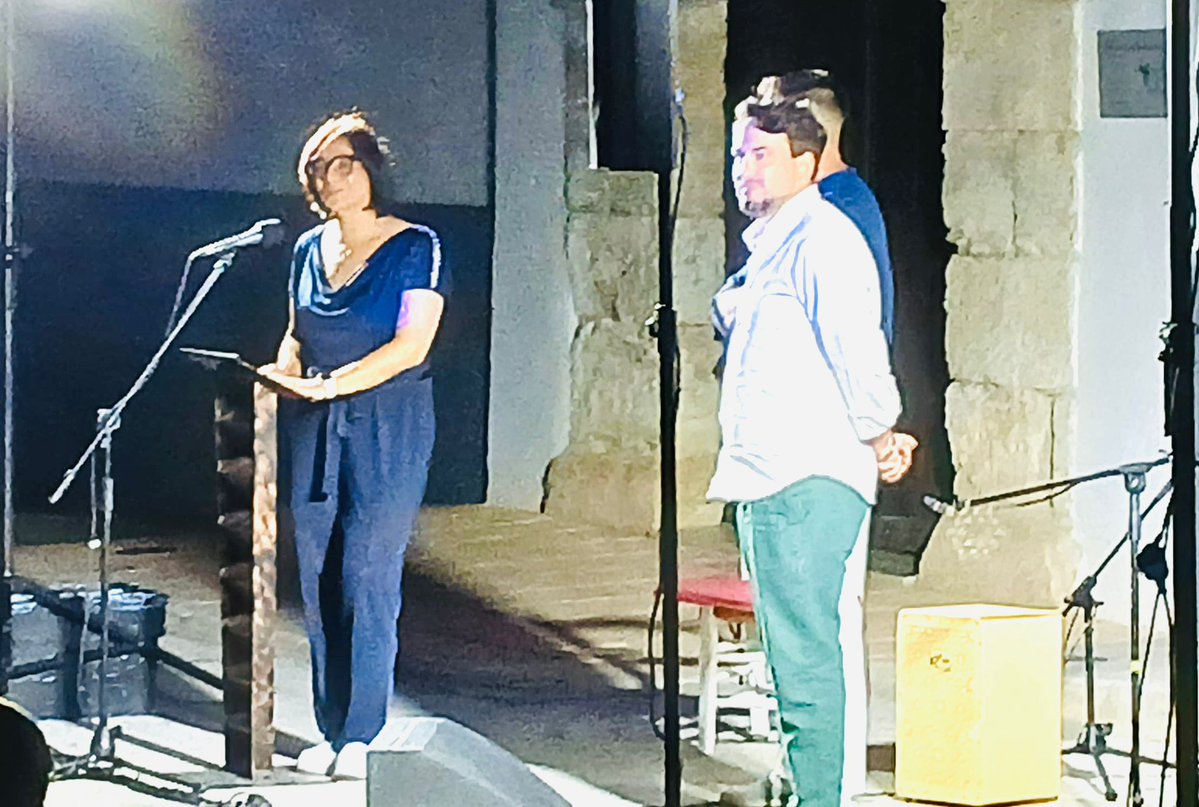 La delegada de <a href="/EducaAnd/">Consejería Desarrollo Educativo y FP</a> <a href="/MariaJoseBaza/">Maria Jose Martin</a> clausura el acto de reconocimiento del Ayuntamiento de Cortes de Baza al alumnado, profesorado y familias del CEIP Santos Médicos por el premio nacional de cortometrajes 🏆 de @platinoeduca con “RIHLA El viaje” 
#CortosEscolares #Educacion