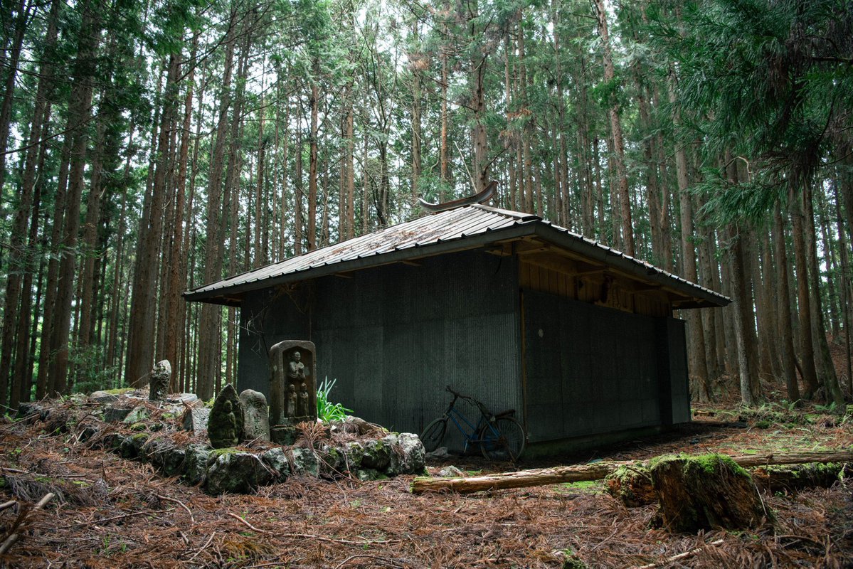 hopigon's tweet image. 山奥の廃村を歩いた先にあった
ただならぬ雰囲気を感じる石像と
四方を完全にトタンばりされた出入口の無い建物