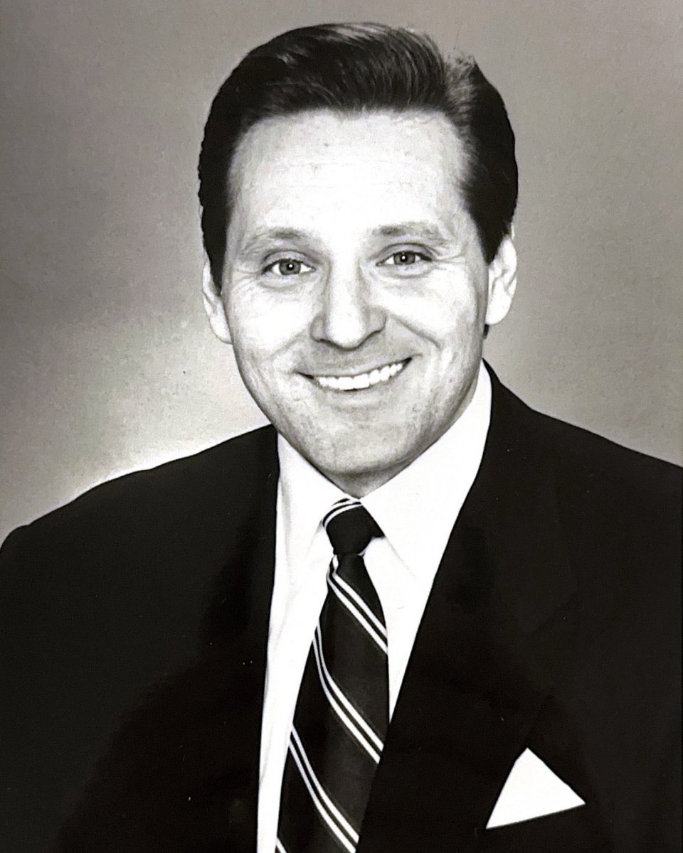 BobKnakal's tweet image. Today’s Throwback goes back to the 1980s and my very first headshot.

@PaulJMassey and I had a professional photo of both of us that we used for many of our early publicity initiatives. But this one was my first solo headshot.

Since then, there have been a number of versions but…