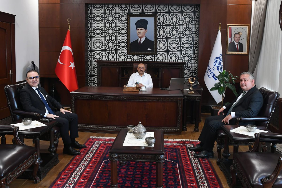 TC_Balikesir's tweet image. 🔹Bilfen Şirketler Topluluğu Koordinatörü Erhan Akgün  ve beraberindeki heyet, 
🔹 Halk Bankası Balıkesir Bölge Müdürü Dursun Ali Kılıçlı,
🔹 Altıeylül İlçe Müftüsü Hayati Yelkovan,
🔹 Balıkesir Otomobil Sporları Derneği Başkanı Mehmet Ceylan ve beraberindeki heyet,

Vali İsmail…