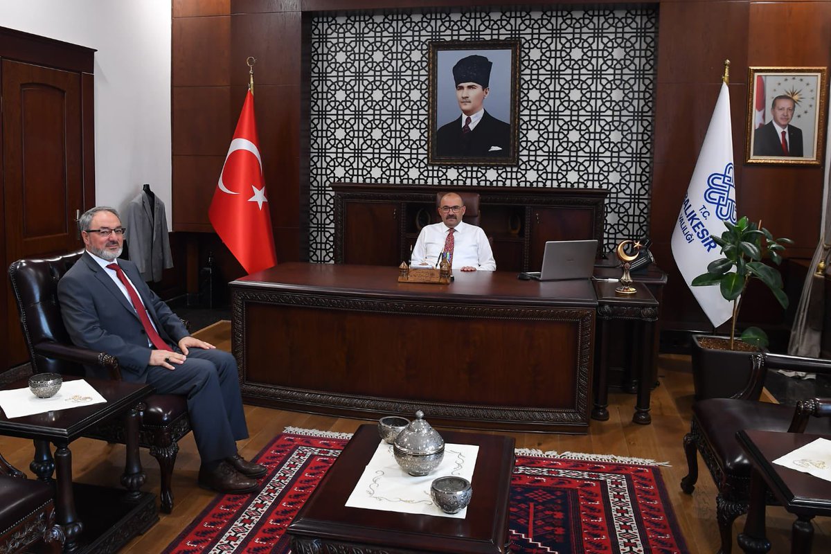 TC_Balikesir's tweet image. 🔹Bilfen Şirketler Topluluğu Koordinatörü Erhan Akgün  ve beraberindeki heyet, 
🔹 Halk Bankası Balıkesir Bölge Müdürü Dursun Ali Kılıçlı,
🔹 Altıeylül İlçe Müftüsü Hayati Yelkovan,
🔹 Balıkesir Otomobil Sporları Derneği Başkanı Mehmet Ceylan ve beraberindeki heyet,

Vali İsmail…