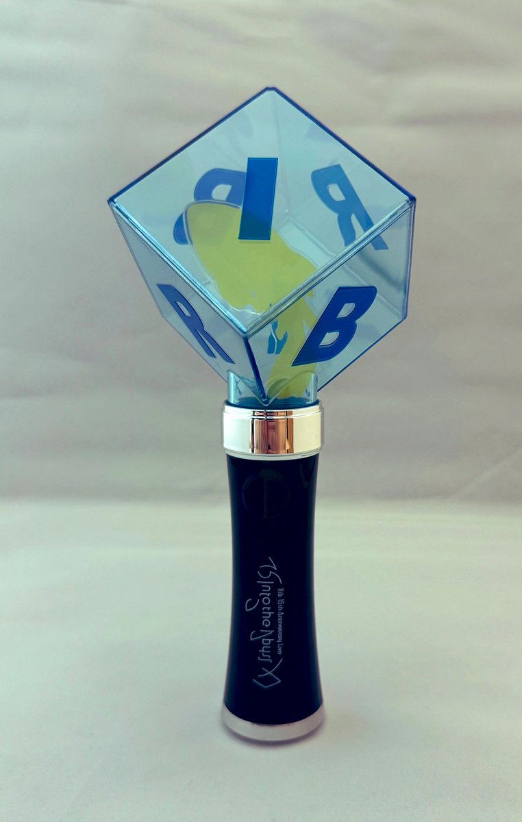 rib_info2525's tweet image. 【#りぶ15thライブ グッズ紹介】
🎵オフィシャル深海ペンライト🎵
キービジュアルのシーラカンスをキューブに閉じ込めたオーダーメイドデザイン🐟✨
※製造数に限りがあるため、ご購入希望者はお早めにどうぞ。
先行通販ページ
hmv.co.jp/news/article/2…