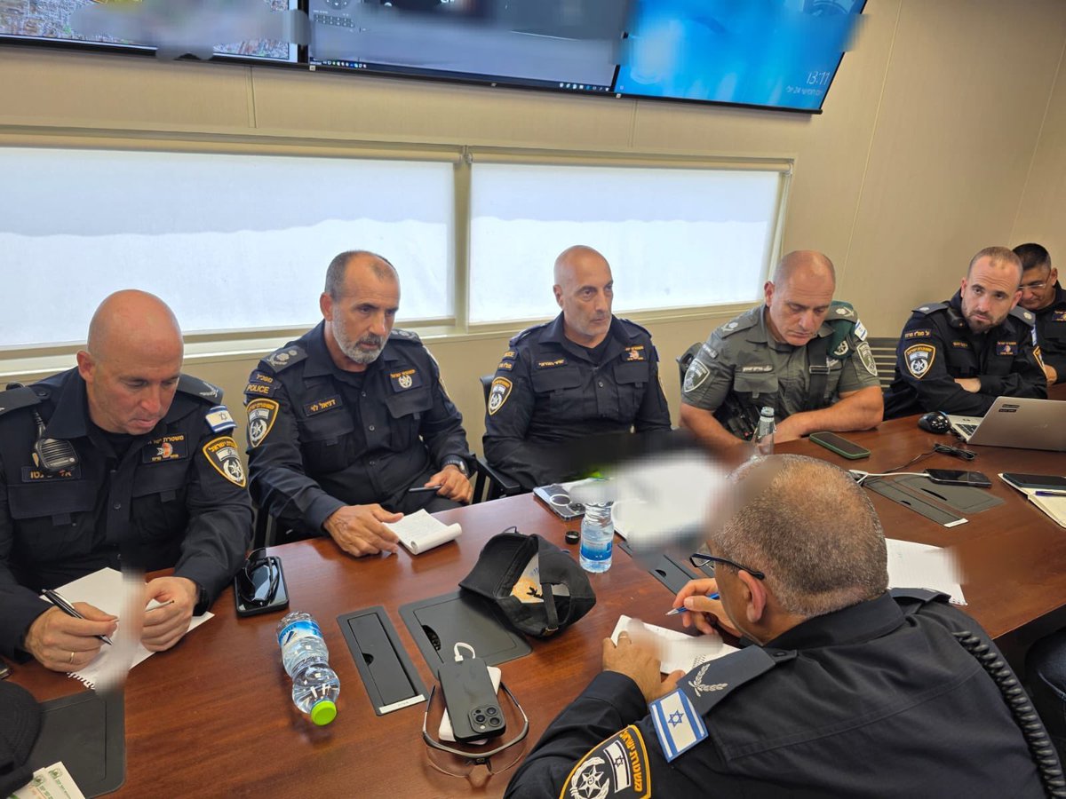 IL_police's tweet image. חשד לפיגוע בכפר יונה - המפכ"ל קיים הערכת מצב בשטח עם מפקד מחוז מרכז ומפקד מג"ב
המפכ״ל קיבל סקירה על כלל הפעולות שבוצעו עד כה במצוד אחר החשוד, בדגש על חלוקה לגזרות, תחומי אחריות, אמצעים ושילוב יחידות מבצעיות שונות.
בשעה זו, כוחות משטרה רבים ממשיכים בסריקות אחר החשוד, במקביל…