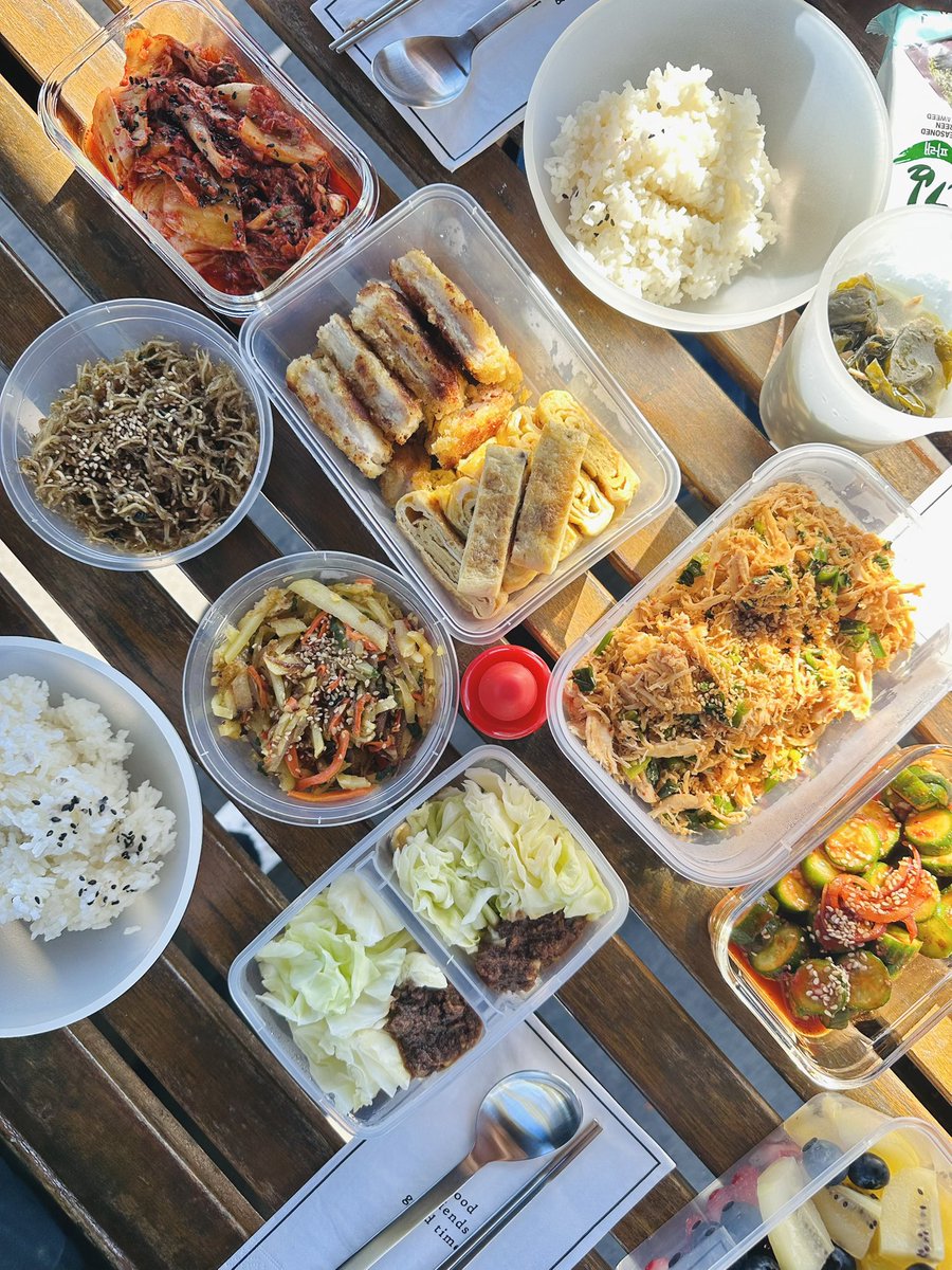 점심때 친구가 도시락 싸갖고 회사로 놀러 왔는데 오늘 내 생일인 줄 알았고요. 친구들 보면서 나도 좋은 사람이 돼야지 생각한다.