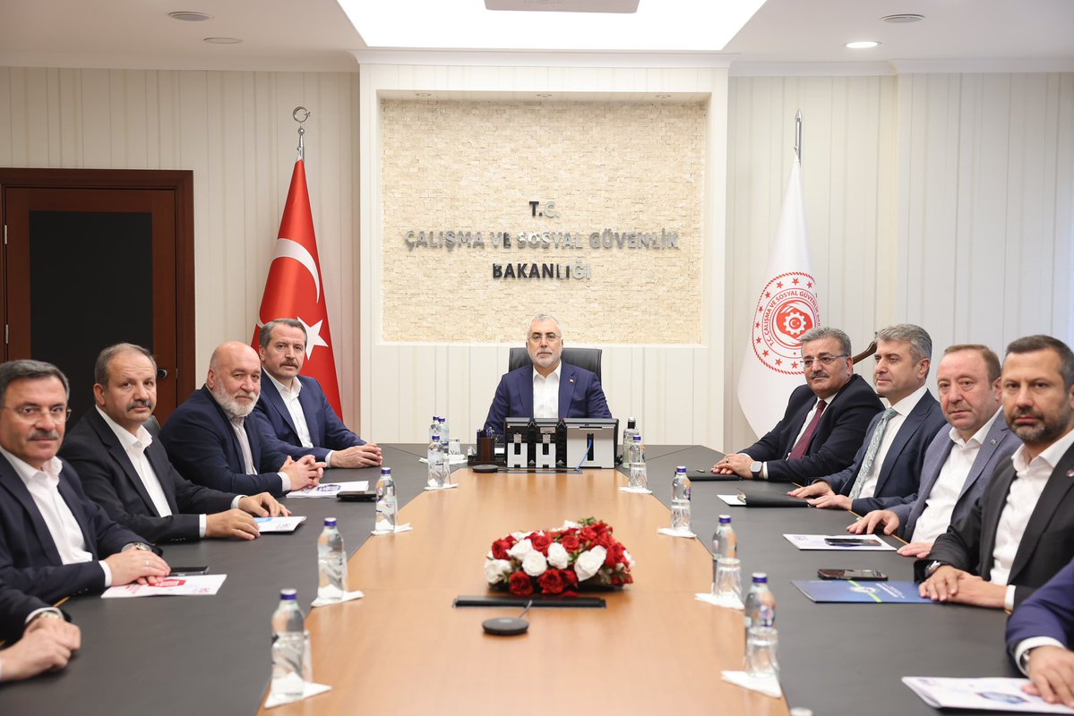 _aliyalcin_'s tweet image. 8.DÖNEM TOPLU SÖZLEŞME TEKLİFLERİMİZİ ÇALIŞMA VE SOSYAL GÜVENLİK BAKANI VEDAT IŞIKHAN’A TESLİM ETTİK
🔴 Bakan Sn. Işıkhan ile ilk oturumu 28 Temmuz saat 11.00’da gerçekleştirmek ve toplu sözleşme takvimini ilan etmek üzere mutabık kaldık.
2026 ve 2027 yıllarını kapsayan 8.…