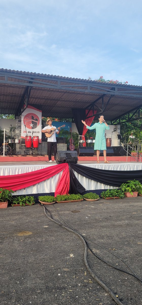 Con #HonorHolguinero inició el acto provincial por el 72 Aniversario del Asalto a los Cuarteles Moncada y Carlos Manuel de Céspedes de #HolguínSí en el municipio Calixto García ganadora de tan importante sede. Por #Cuba Venceremos.