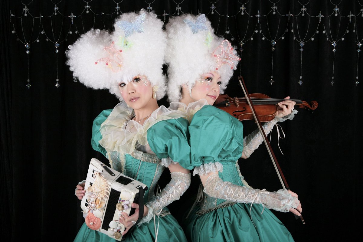 いま、ベスト盤の最終音源を確認して居るんですが、私自身久しぶりに通して聴いた曲がたくさんあってしみじみ😌
昨日のpays des féesで作ってもらったドレスは海のイメージだったと思うのだけど、その当時出来た楽曲「サンゴと潮」の世界そのもの🐚
ベスト盤、良いよ🙆‍♀️

sumireshop.thebase.in/items/113580177