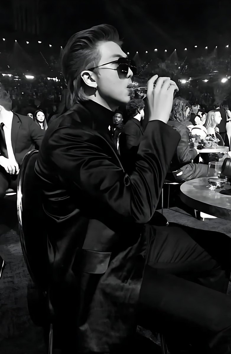 بذارید اونا خودشونو پاره کنن
ولی شما همه و همه چیز رو به تخمتون بگیرید
همونطور که برادر گرمی رو به تخمش‌گرفت! 

BTS IS BIGGER THAN KPOP
BTS PAVED THE WAY
BTS FATHER OF KPOP