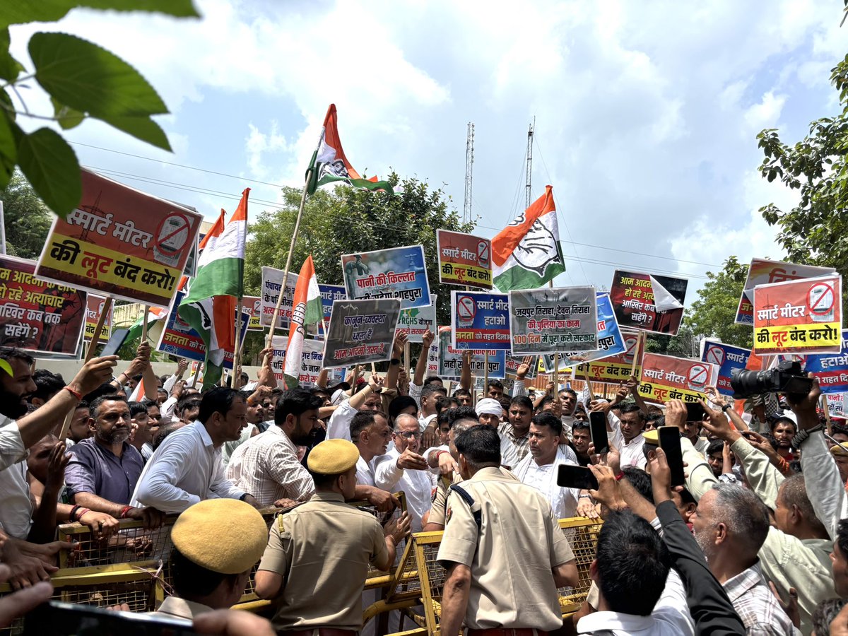 आज़ शाहपुरा में राजस्थान प्रदेश कांग्रेस कमेटी के आह्वान पर जिला कांग्रेस कमेटी जयपुर देहात के नेतृत्व में स्मार्ट मीटर, लचर कानून व्यवस्था, पंचायत राज एवं नगर निकाय परिसीमन व चुनाव, RGHS योजना एवं पेयजल की भीषण समस्या को लेकर विरोध प्रदर्शन में शामिल हुआ॥