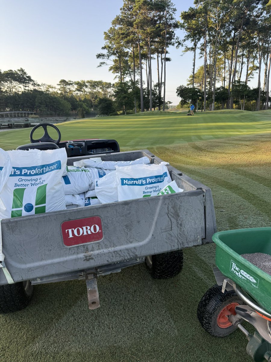 Plisken2112's tweet image. Taking advantage of the last couple “cooler” mornings to get some @HarrellsLLC 0-0-7 down on the greens! @540jimw @mcturf757