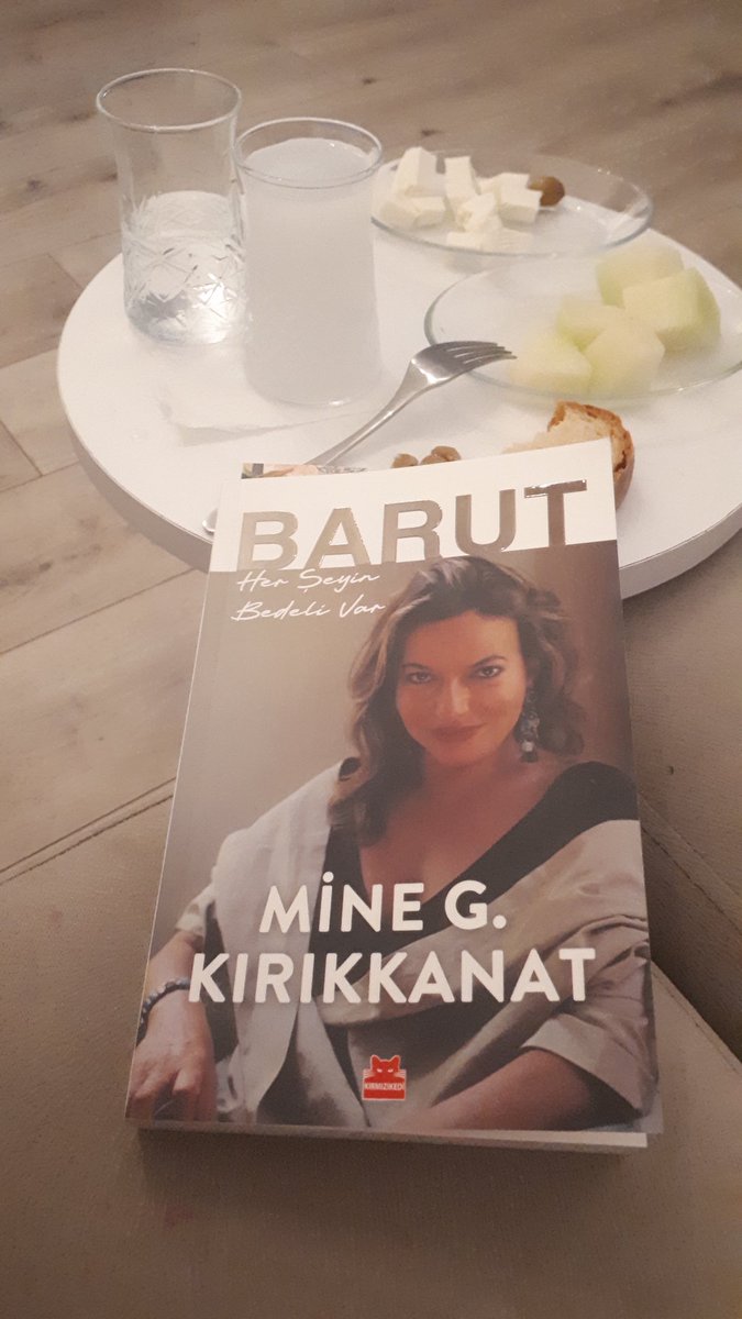 Benim okurlarım, yazardır👇

🔹… Kitabın hemen ilk sayfalarında biraz içim burkuldu. Komşumuz Mehmet amcagilin büyük oğlu Tarık abimiz üniversiteyi kazanıp köyden İstanbul'a gitmişti, sanırım İTÜ'ye gitti, gidiş o gidiş. Sonrasında anarşiden arandığı ve kayıplara karıştığı