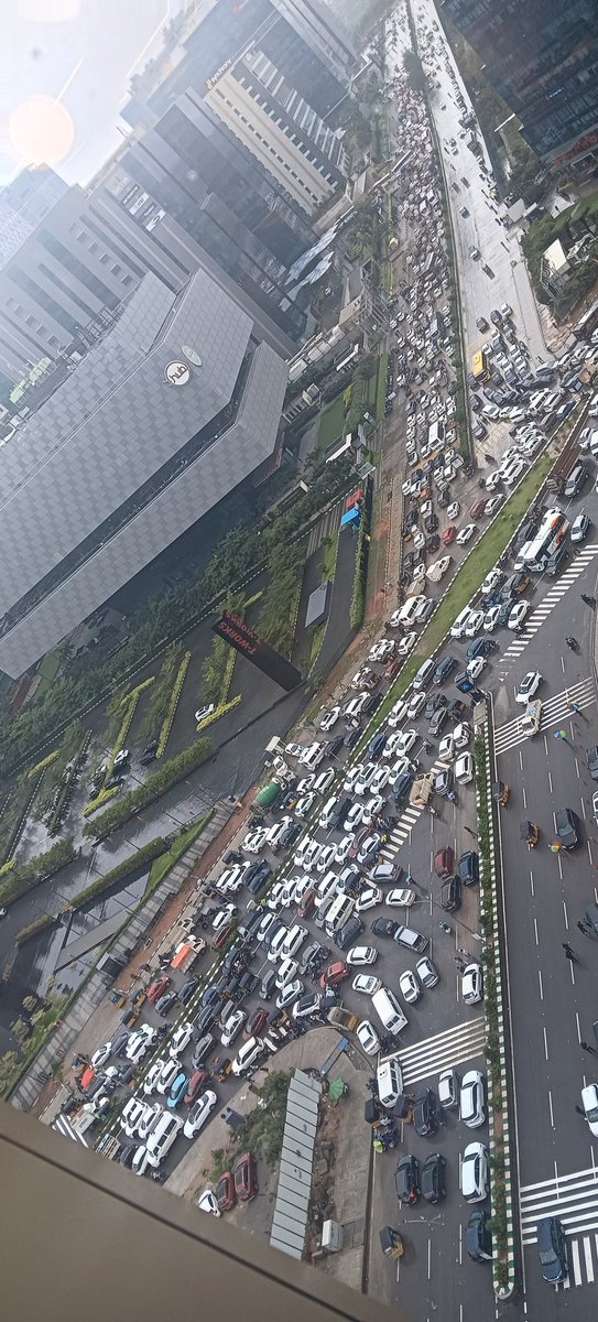 Traffic jam everywhere 

Reach home safely everyone, LIGHT - MODERATE rains to continue NON STOP 

PC - WhatsApp forward