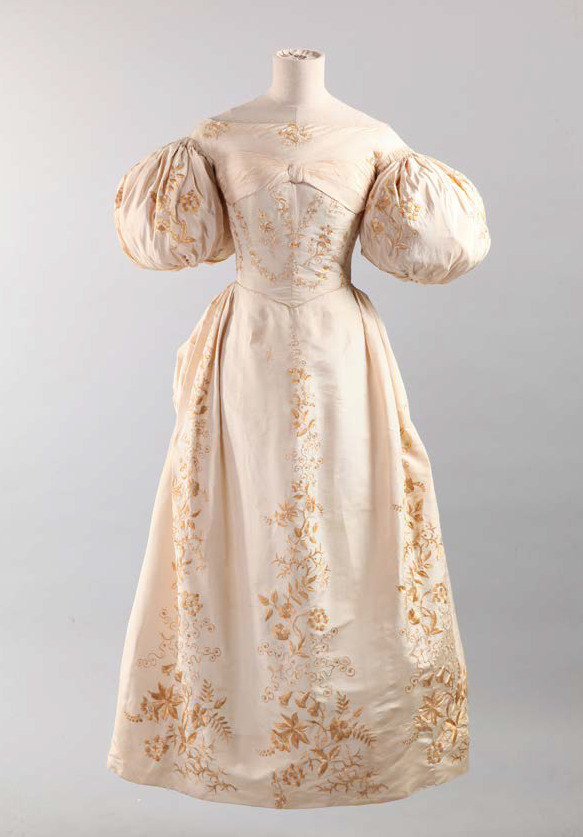 Evening dress, 1830s. China Silk Museum.