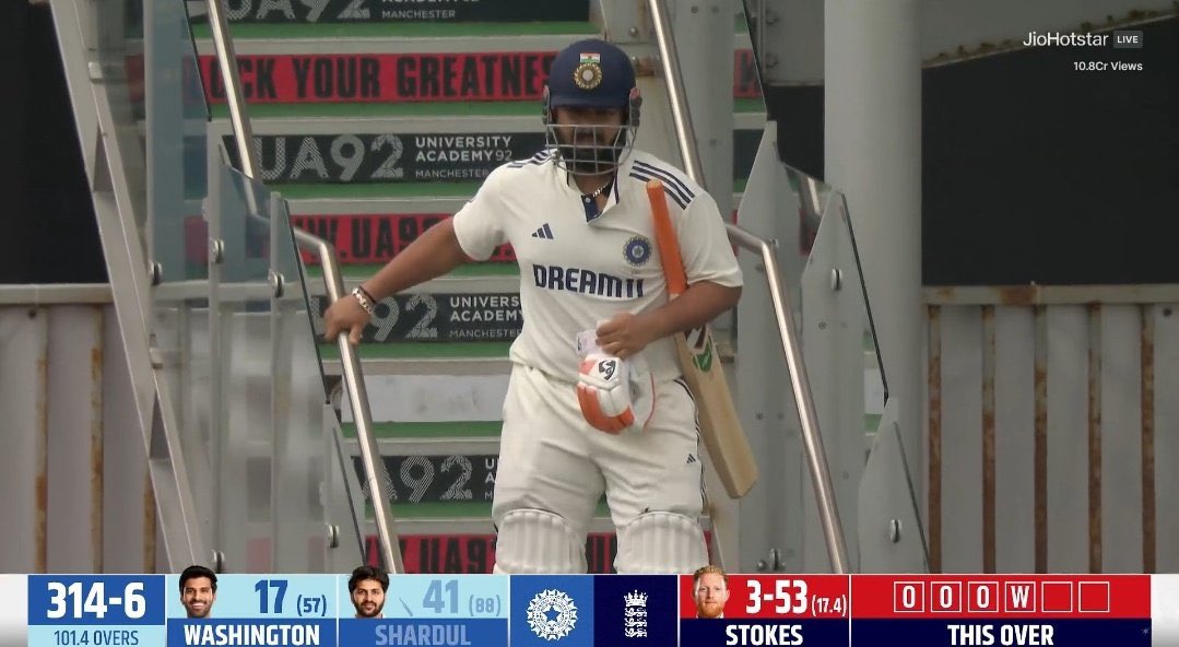 Rishabh Pant has come out to bat despite having a fracture on his toe! 

WARRIOR! 💪

#ENGvsIND #RishabhPant