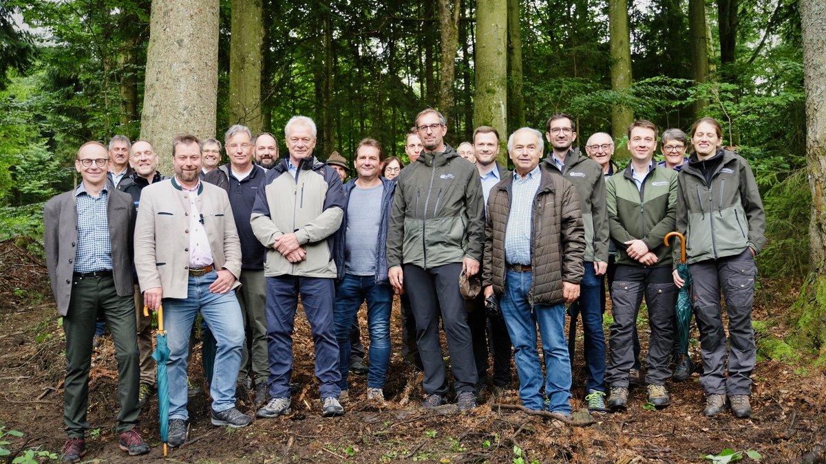 BMLEH_Bund's tweet image. Raus aus dem Büro, rein ins Grüne! 🌳 Alois Rainer diskutiert mit Waldbesitzern zentrale Themen der #Waldpolitik:
➡️ Entwaldungsfreie Produkte (EUDR)
➡️ Forstliche Förderung
➡️ Wiederherstellung der Natur
Unser Ziel: klimastabile & leistungsfähige Wälder.