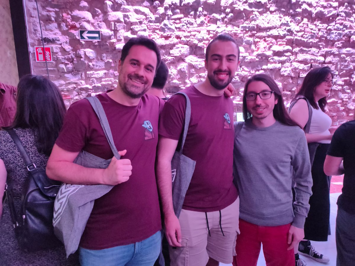 GauaGames's tweet image. Encantados de asistir como invitados al Demo Day de @game_eus donde nos reencontramos con un montón de compañeros y mentores. Mención especial para @guinxu y @Pazos_64 que muy amablemente nos aguantaron el momento fan para echarse unas fotillos y charlar un rato.