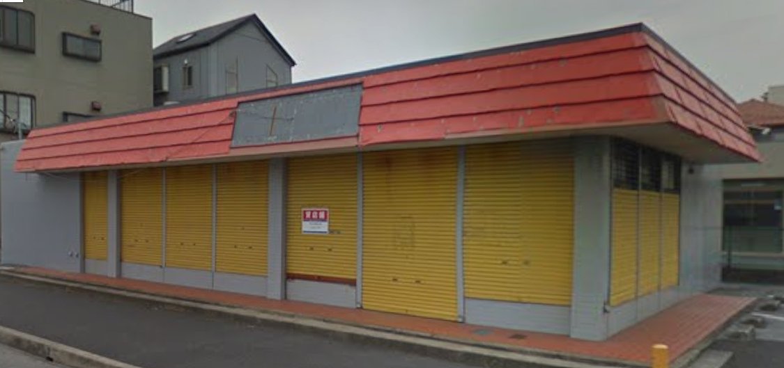 1985年にセブンイレブンの現行ファザードが出現して以来、どのくらいのペースで改装が進んだのか、最後の赤屋根の消滅年はいつだったのか、長年気になっている。
多くの人が目撃したはずの出来事だが、SNSもない時代、どこの赤屋根が最後なのかも分らぬまま、消えていったのだと思われる。