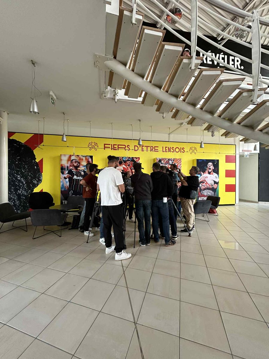 📸 Signe que le #RCLensFéminin change de dimension : le nombre de journalistes et de photographes présents, tant de la presse locale que nationale avec notamment Canal+, diffuseur de l'#ArkemaPL. #RCLens 🔴🟡
