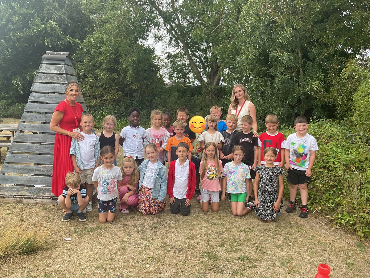It has been a privilege to teach this amazing class this year! Full of vibrant personalities that have made me smile everyday! I hope you all have a lovely summer! ✨🌟