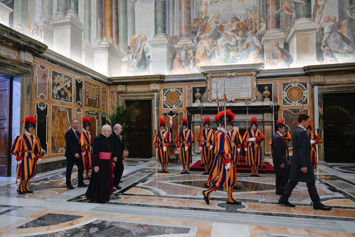 UnionAlgerienne's tweet image. 🇩🇿🇻🇦 Alors que les partisans du colonialisme tentent de monter les Chrétiens contre les Algériens, le pape Léon XIV accueille au Vatican le président algerien Abdelmadjid Tebboune pour une rencontre pour le moins rare.