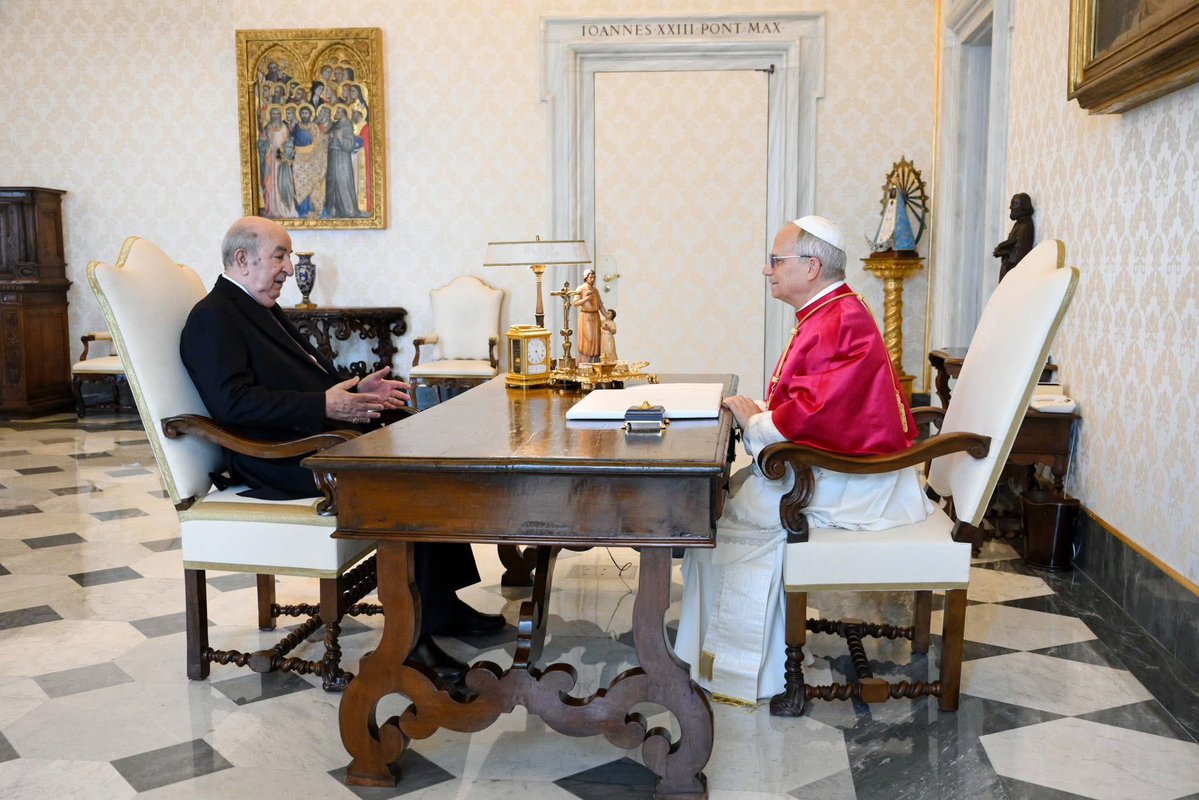 UnionAlgerienne's tweet image. 🇩🇿🇻🇦 Alors que les partisans du colonialisme tentent de monter les Chrétiens contre les Algériens, le pape Léon XIV accueille au Vatican le président algerien Abdelmadjid Tebboune pour une rencontre pour le moins rare.