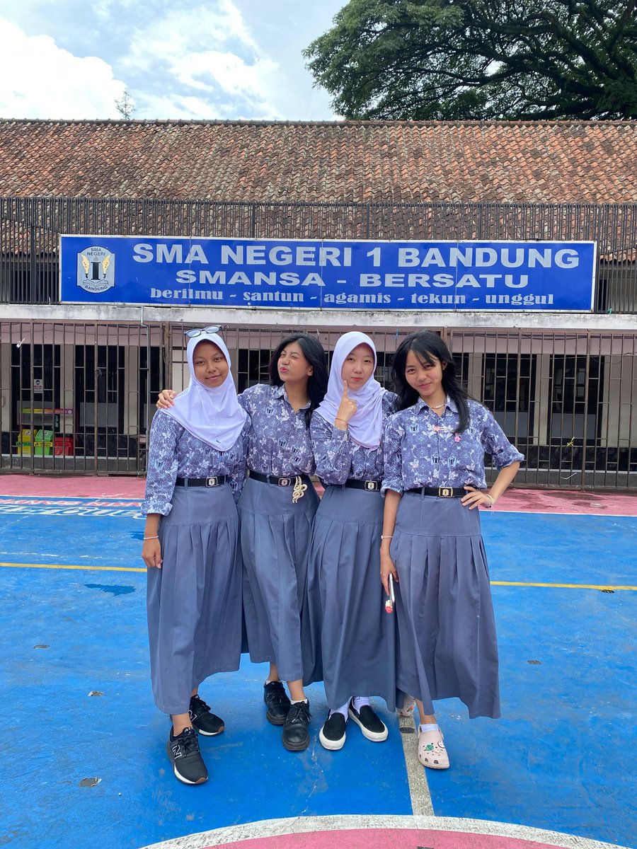 melovedimsum's tweet photo. kangen my skul dan my rambut panjang somuch :<< https://t.co/6I35e225os