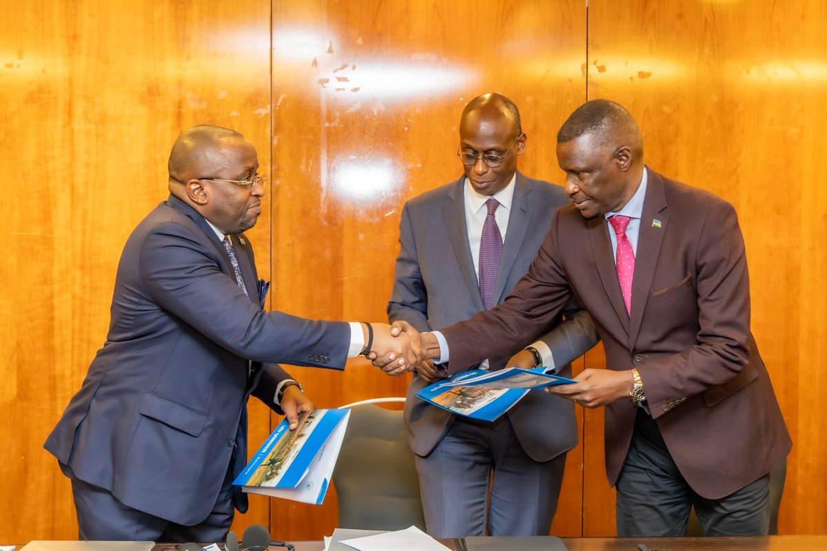 RwandaEmergency's tweet image. 𝐉𝐎𝐈𝐍𝐓 𝐂𝐎𝐌𝐌𝐔𝐍𝐈𝐐𝐔𝐄́: Today in Addis Ababa, on behalf of the Republic of Rwanda, Ambassador Charles Karamba signed the Joint Communiqué of the Tripartite High-Level Meeting between the Government of the Democratic Republic of the Congo, the Government of the Republic…